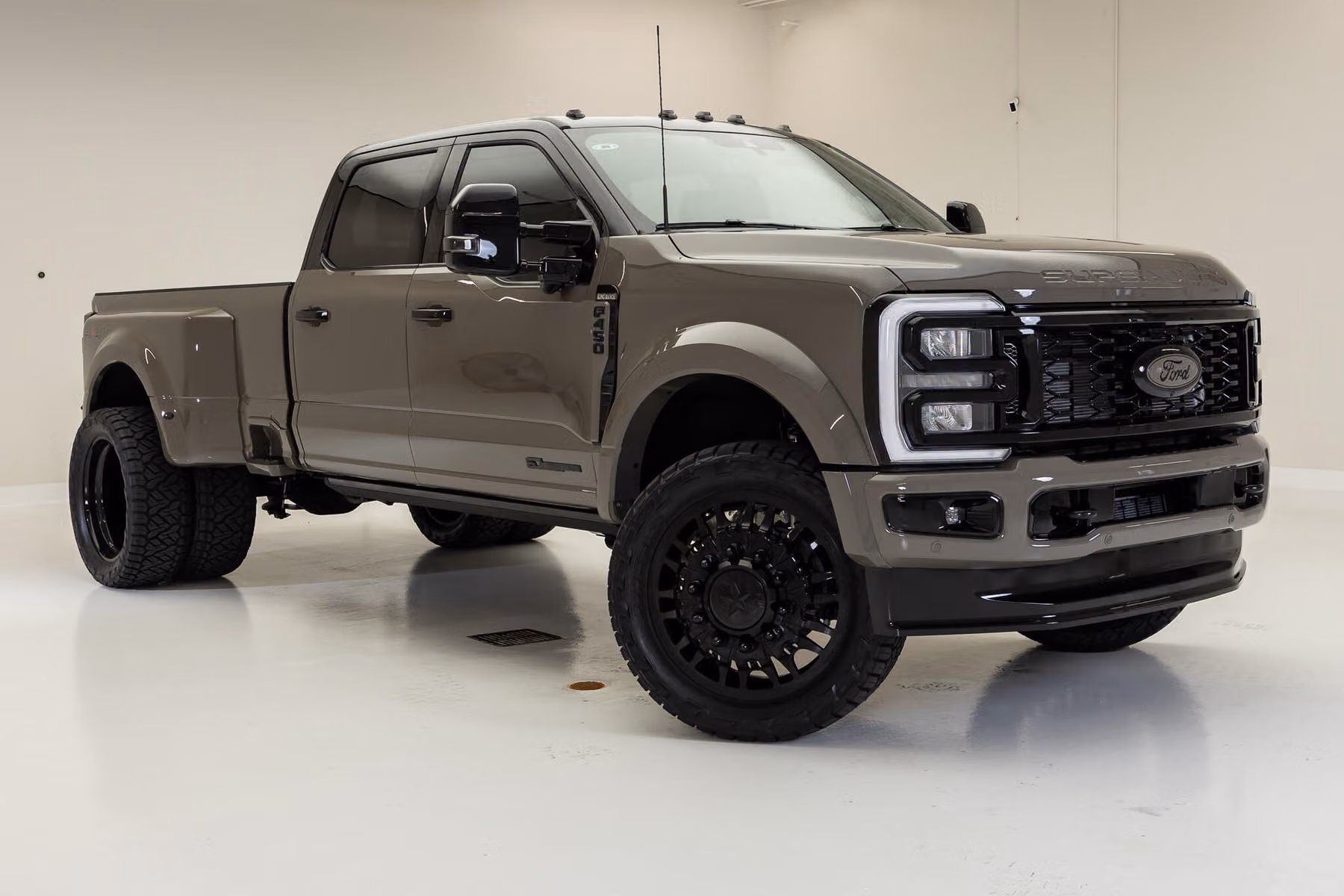 2026 Ford F-450 Super Duty King Ranch Crew Cab Image 1