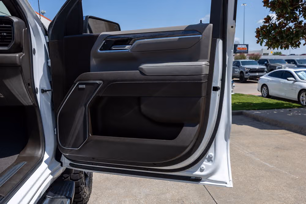 2025 Chevrolet Silverado 1500 LTZ Crew Cab Image 38