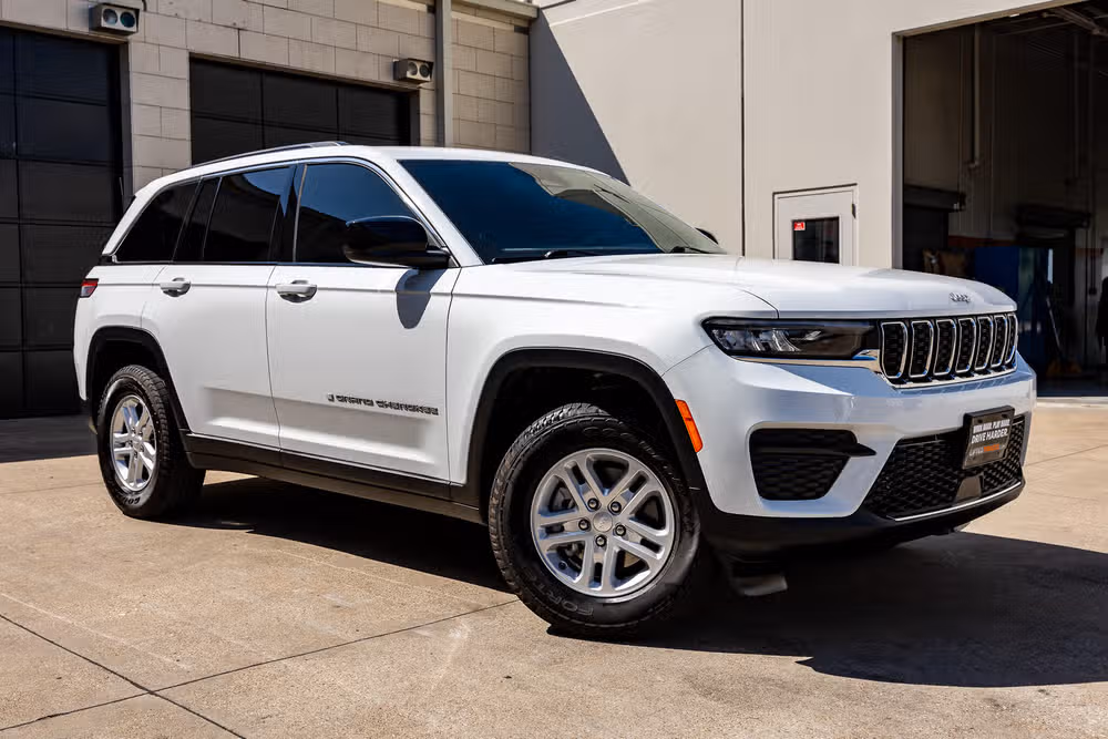 2025 Jeep Grand Cherokee Laredo Image 1