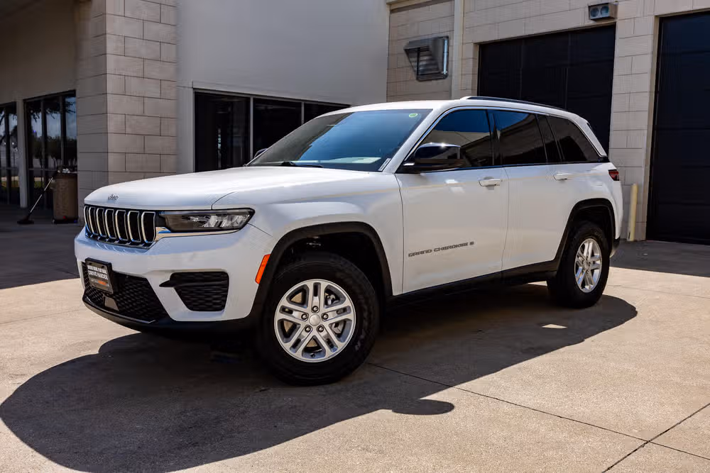 2025 Jeep Grand Cherokee Laredo Image 4