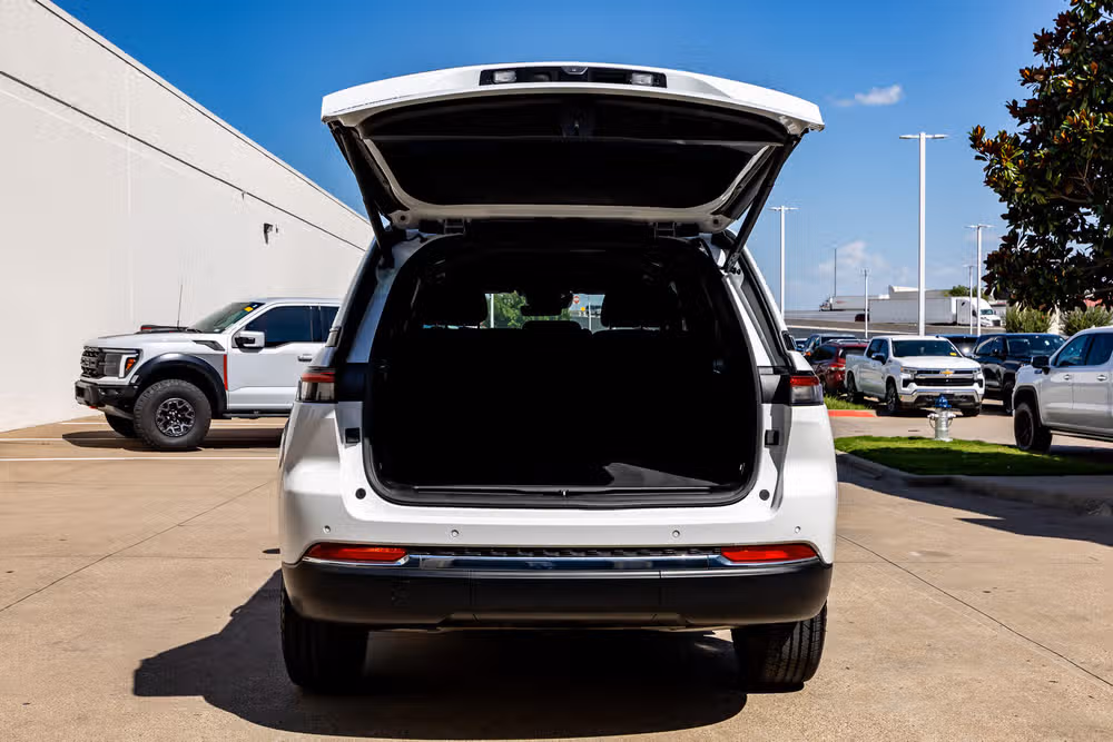 2025 Jeep Grand Cherokee Laredo Image 8