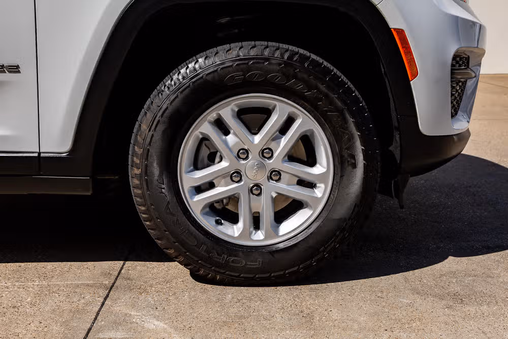 2025 Jeep Grand Cherokee Laredo Image 11