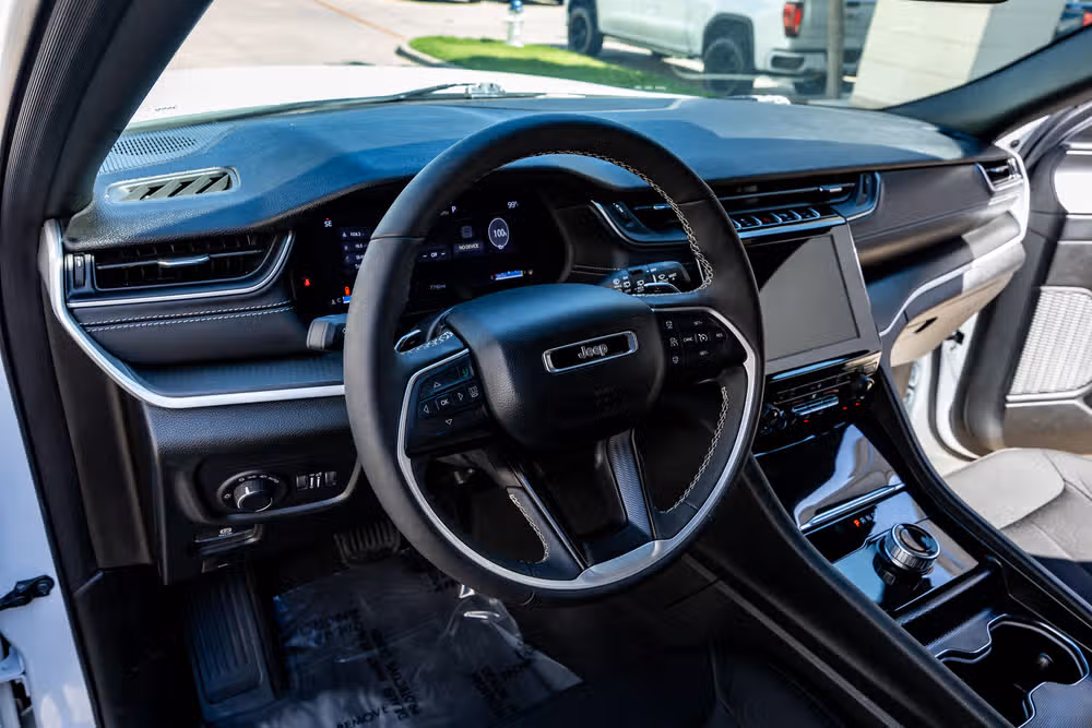 2025 Jeep Grand Cherokee Laredo Image 12