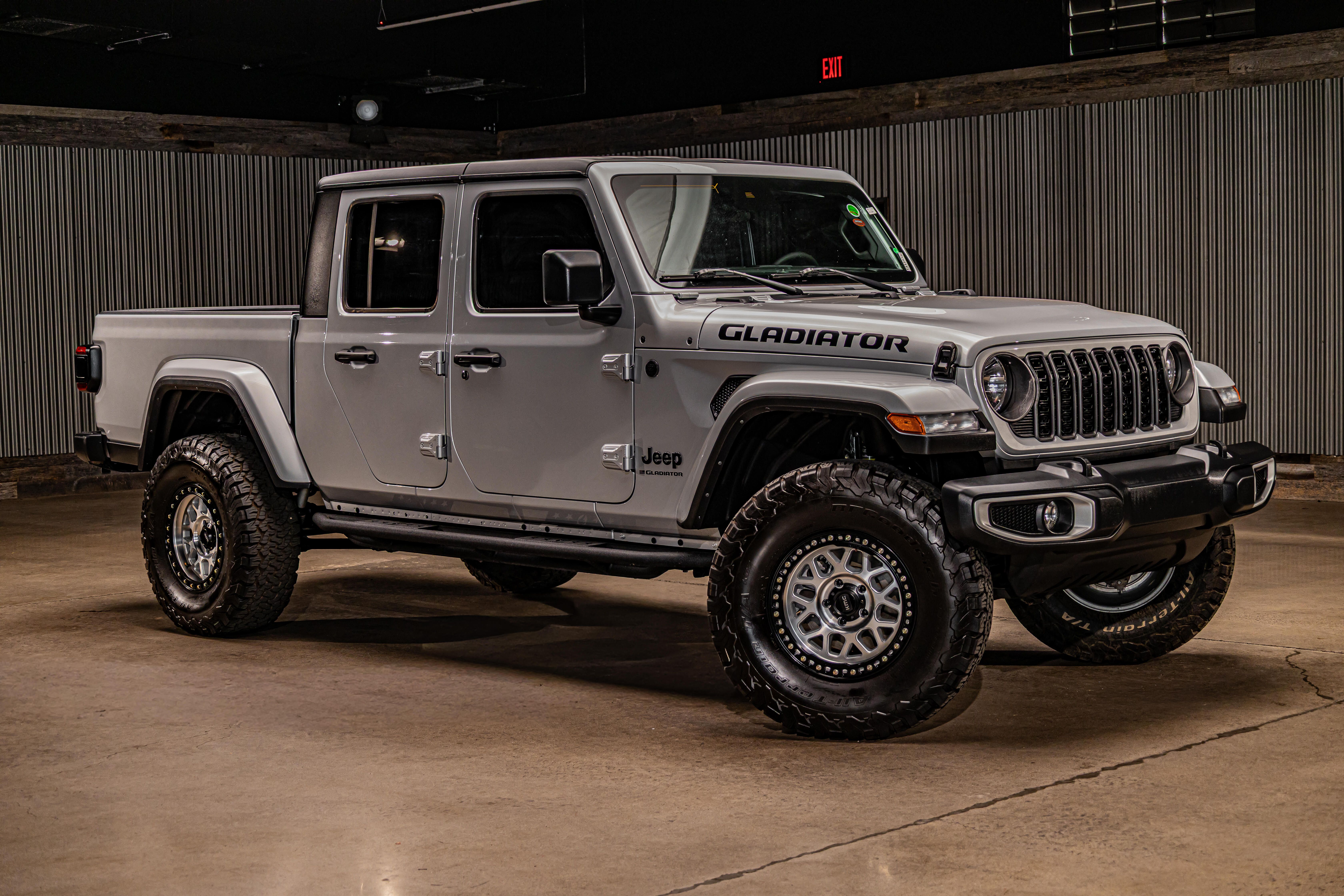 Silver Zynith Clear Coat 2024 Jeep Gladiator Pickup Truck Four-Wheel Drive Automatic
