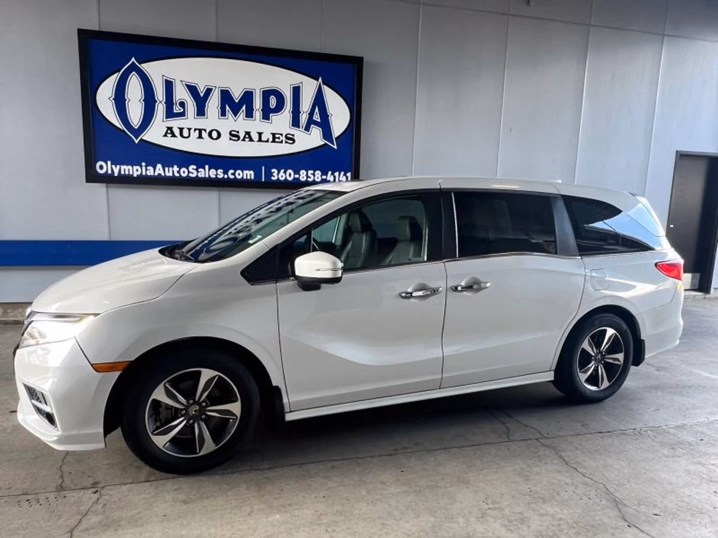 2020 Honda Odyssey Touring Image 1