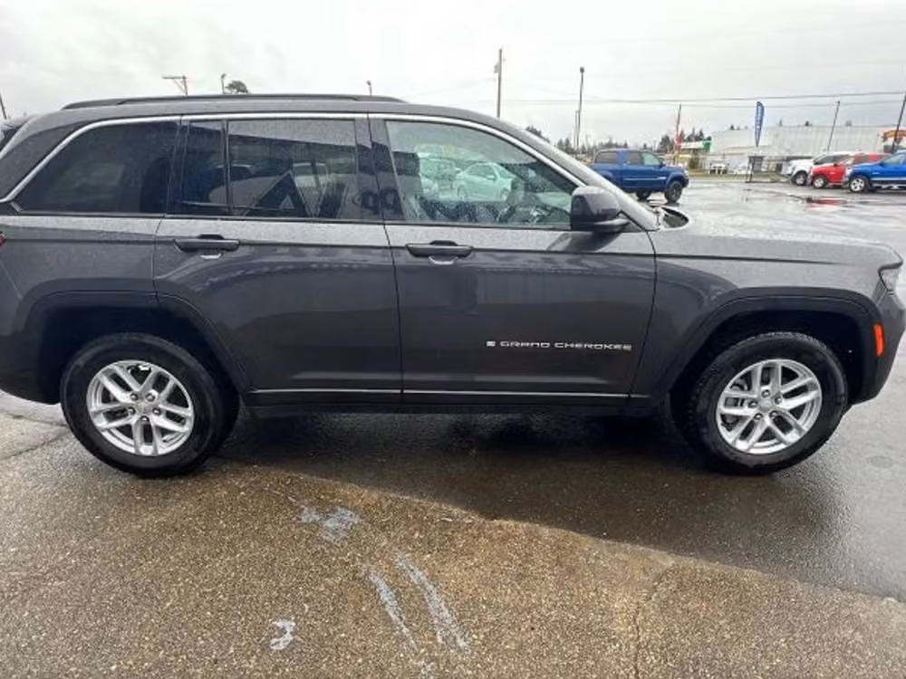 2025 Jeep Grand Cherokee Laredo X Lower Image 2