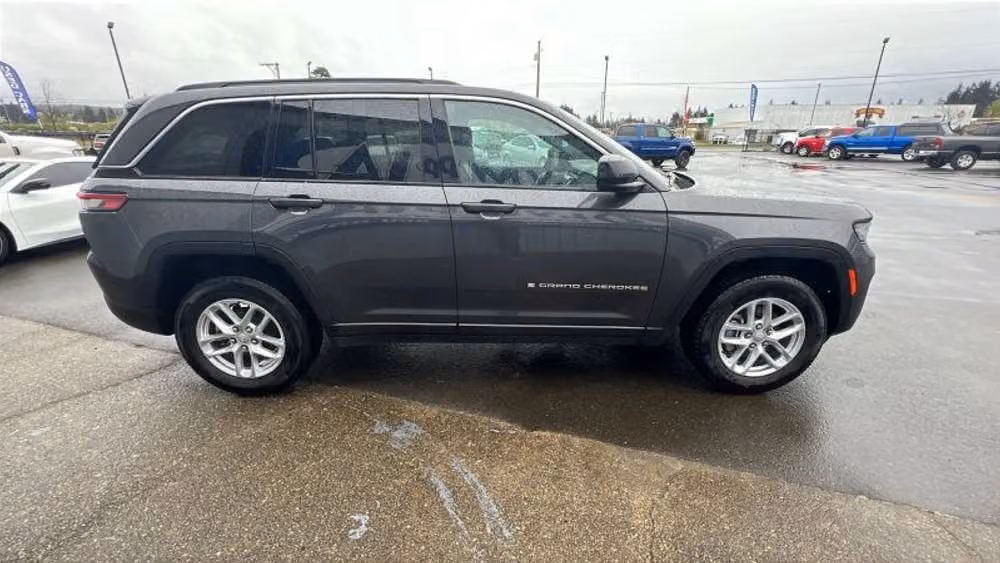 2025 Jeep Grand Cherokee Laredo X Image 5