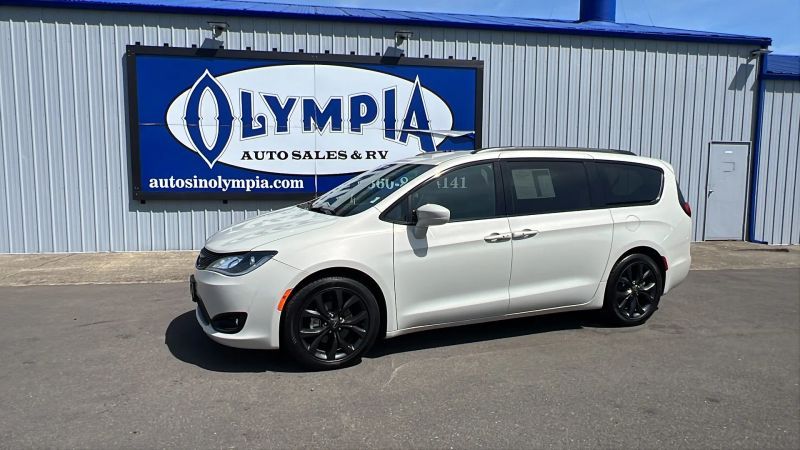 2019 Chrysler Pacifica Touring L's photo