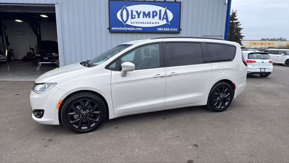 2019 Chrysler Pacifica Touring L's photo