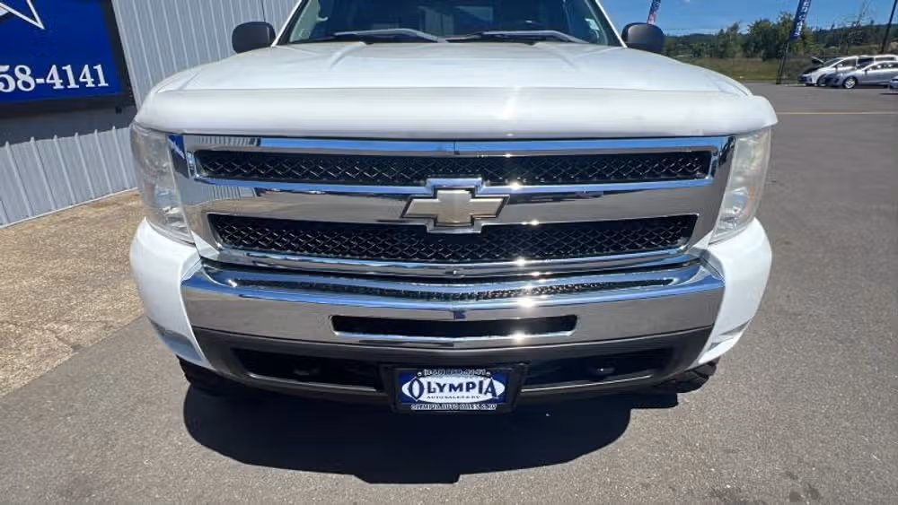 2011 Chevrolet Silverado 1500 LT Crew Cab Image 2