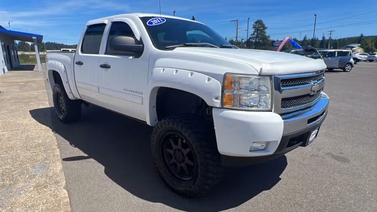 2011 Chevrolet Silverado 1500 LT Crew Cab Image 3