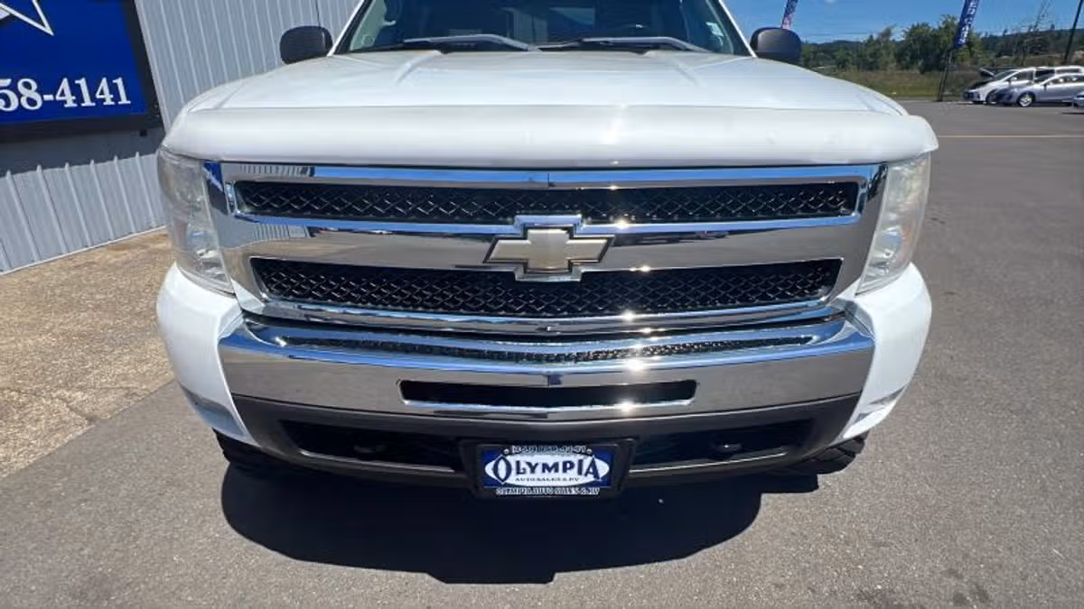 2011 Chevrolet Silverado 1500 LT Crew Cab Image 2