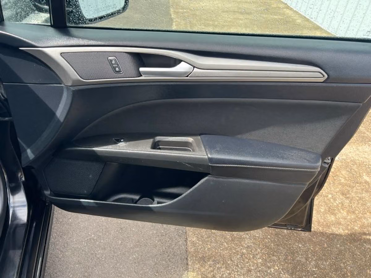 2020 Ford Fusion SE Image 10