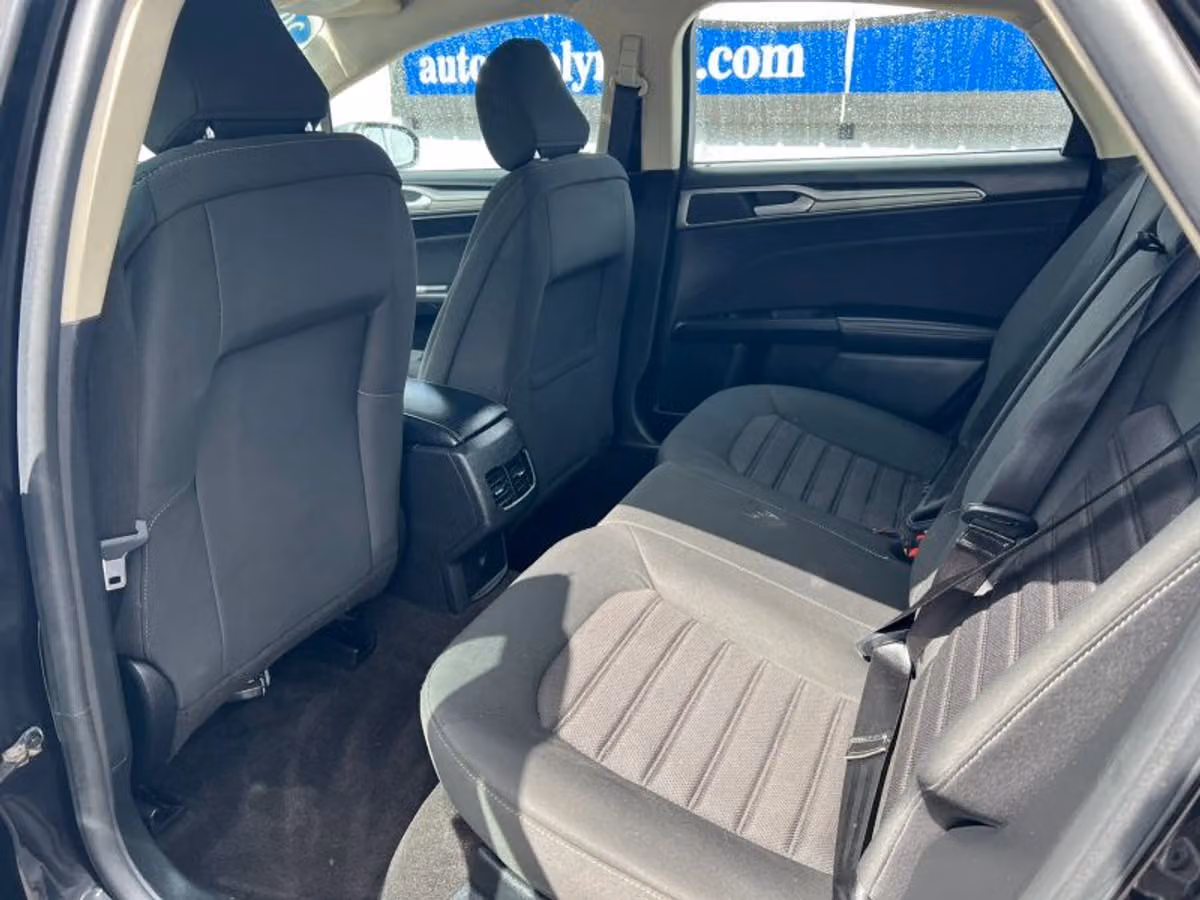 2020 Ford Fusion SE Image 19