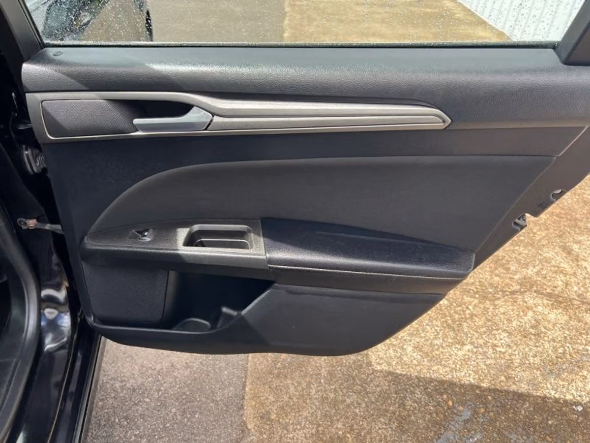 2020 Ford Fusion SE Image 12