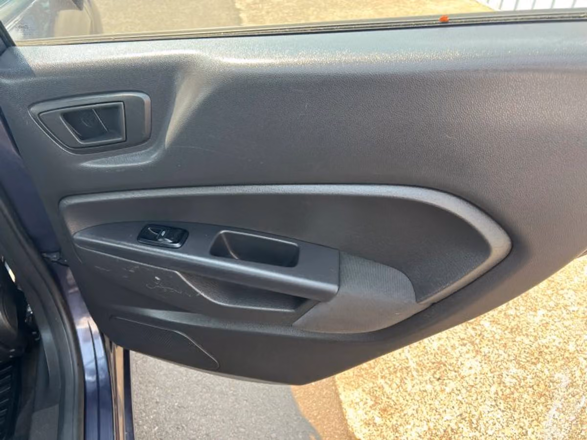 2013 Ford Fiesta SE Image 11