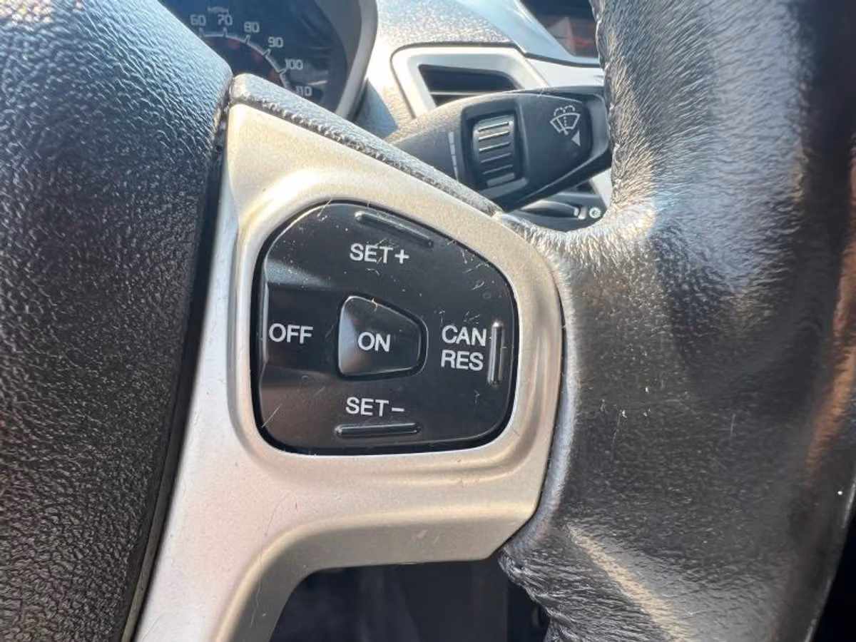 2013 Ford Fiesta SE Image 30