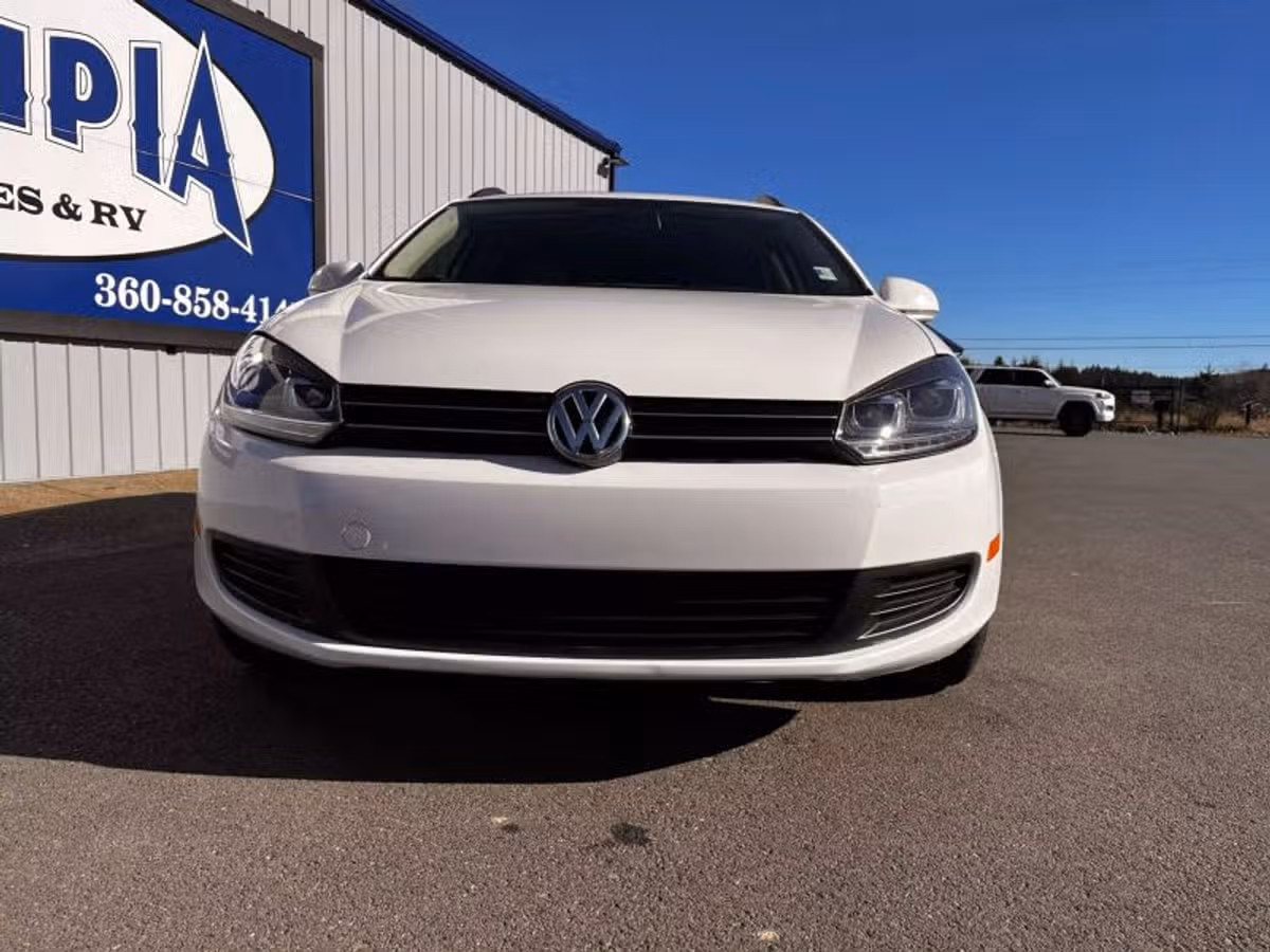 2013 Volkswagen Jetta 2.0L TDI Sport Wagon 4D Image 2