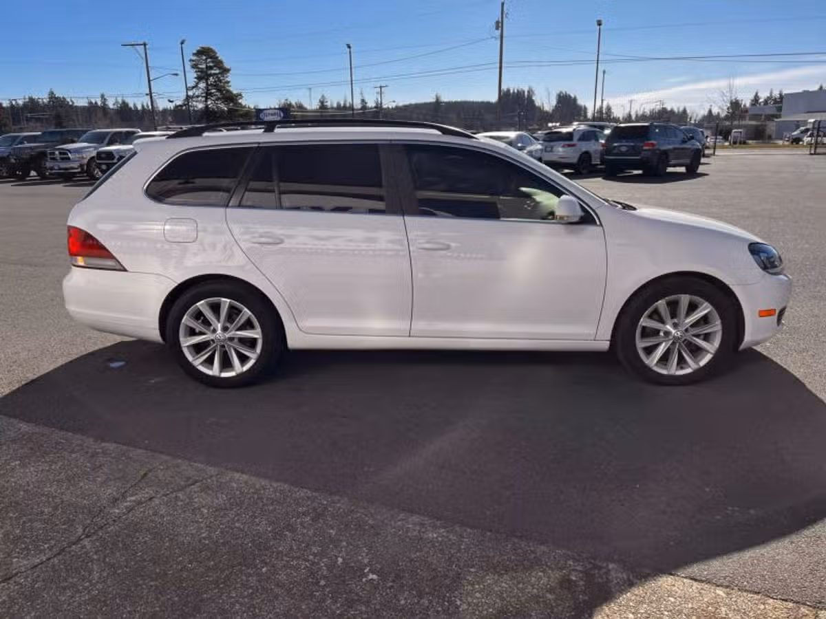 2013 Volkswagen Jetta 2.0L TDI Sport Wagon 4D Image 4