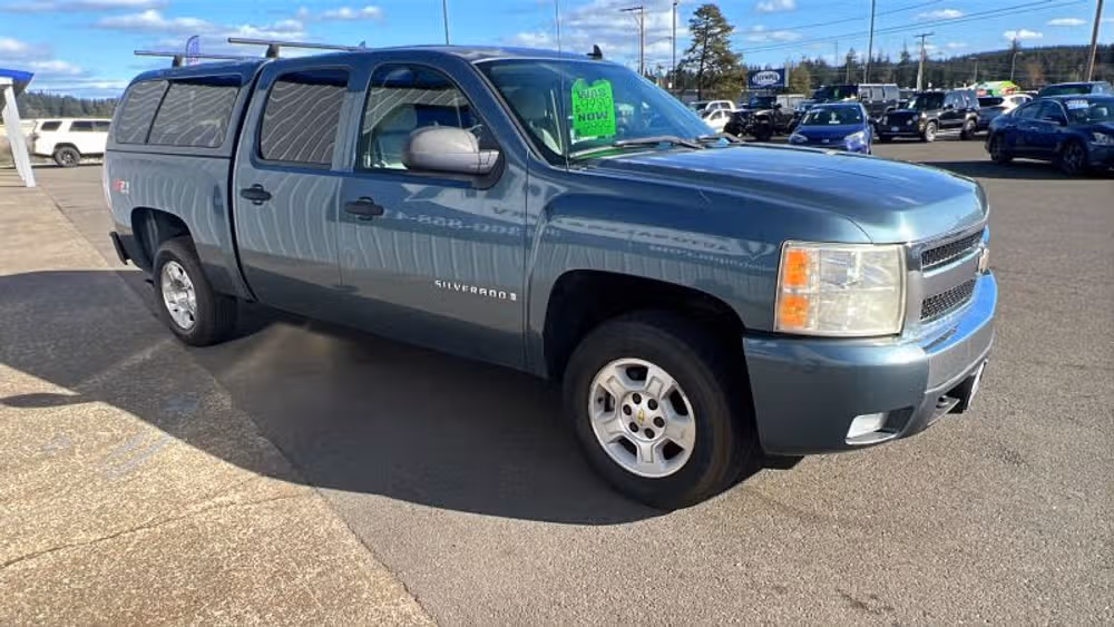 2007 Chevrolet Silverado 1500 LT Pickup 4D 5 3/4 ft Image 3