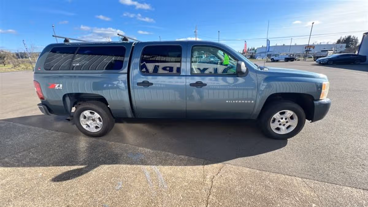 2007 Chevrolet Silverado 1500 LT Pickup 4D 5 3/4 ft Image 4