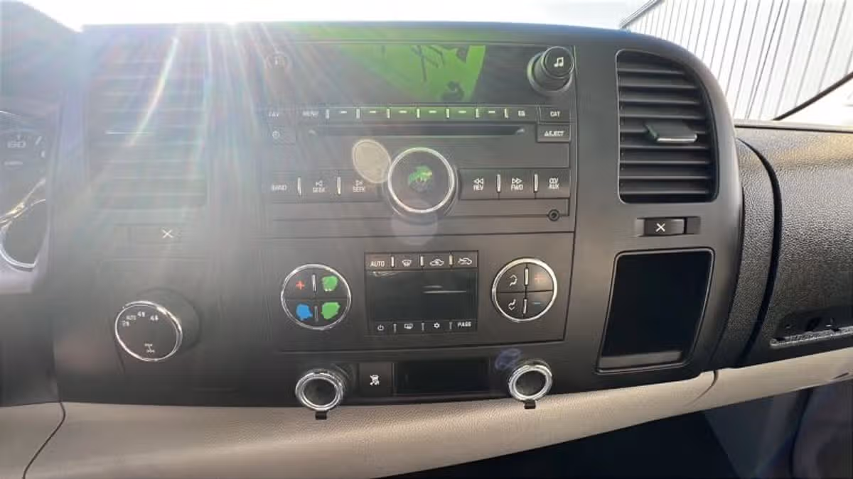 2007 Chevrolet Silverado 1500 LT Pickup 4D 5 3/4 ft Image 16