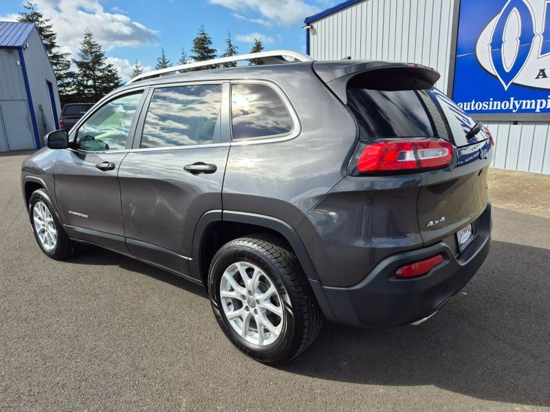 2016 Jeep Cherokee Latitude Upper Image 2