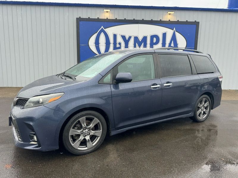 2020 Toyota Sienna SE's photo