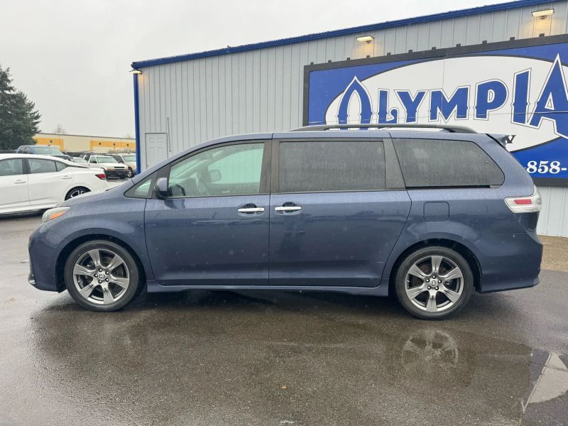 2020 Toyota Sienna SE 8-Passenger Upper Image 2