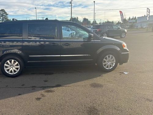 2016 Chrysler Town and Country Touring Passenger Lower Image 3