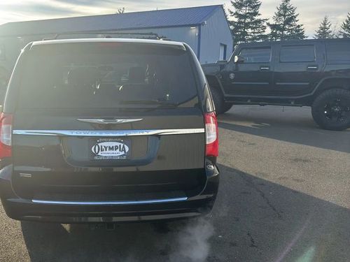 2016 Chrysler Town and Country Touring Passenger Lower Image 2