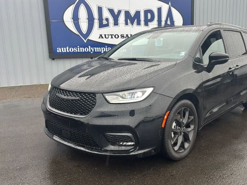 2024 Chrysler Pacifica Touring L Upper Image 1