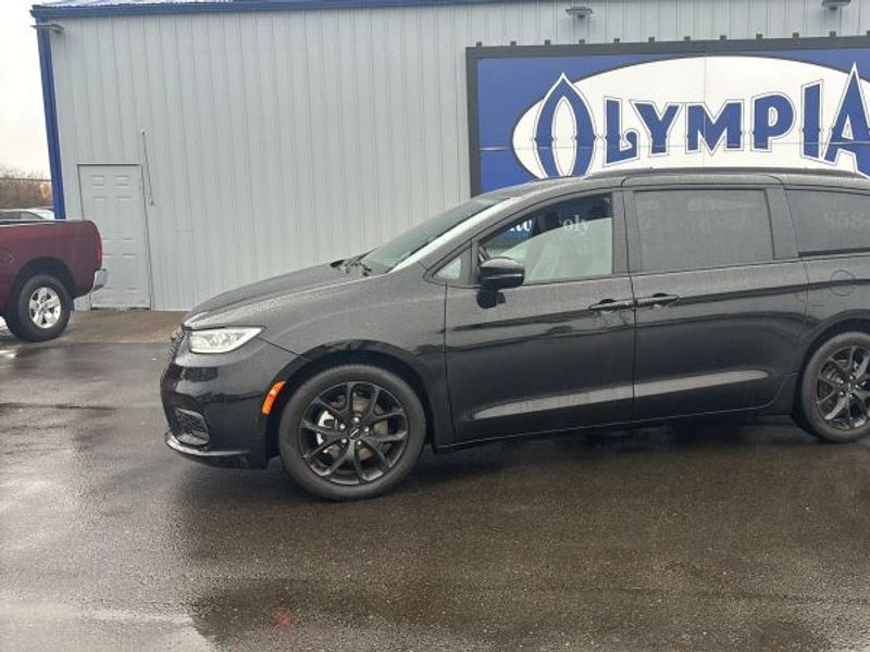 2024 Chrysler Pacifica Touring L Upper Image 2