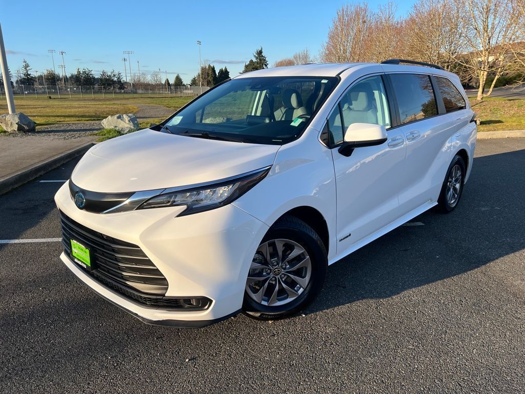 2021 Toyota Sienna LE 8-Passenger Hybrid AWD's photo