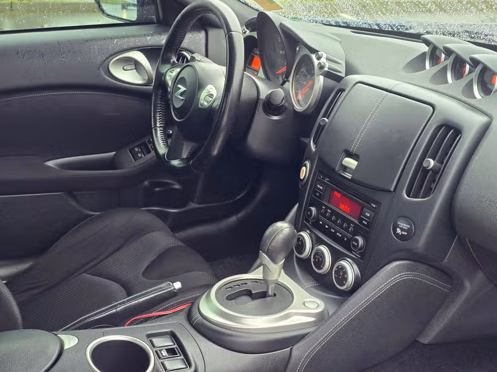 2019 Nissan 370Z Base Image 19