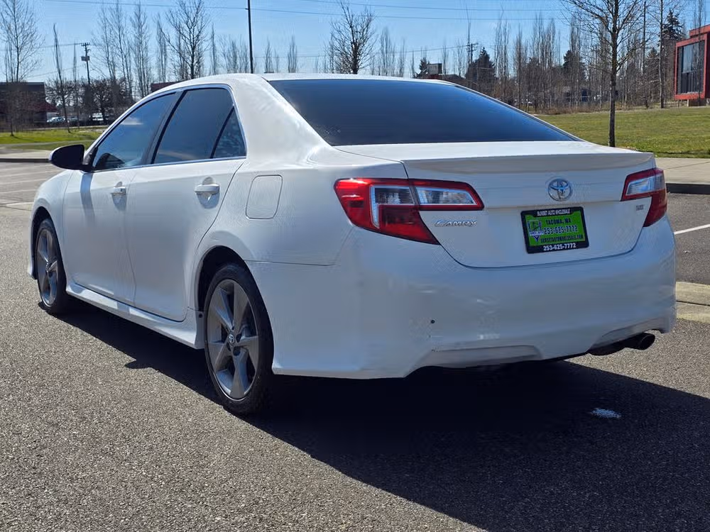 2014 Toyota Camry SE Sport Lower Image 1