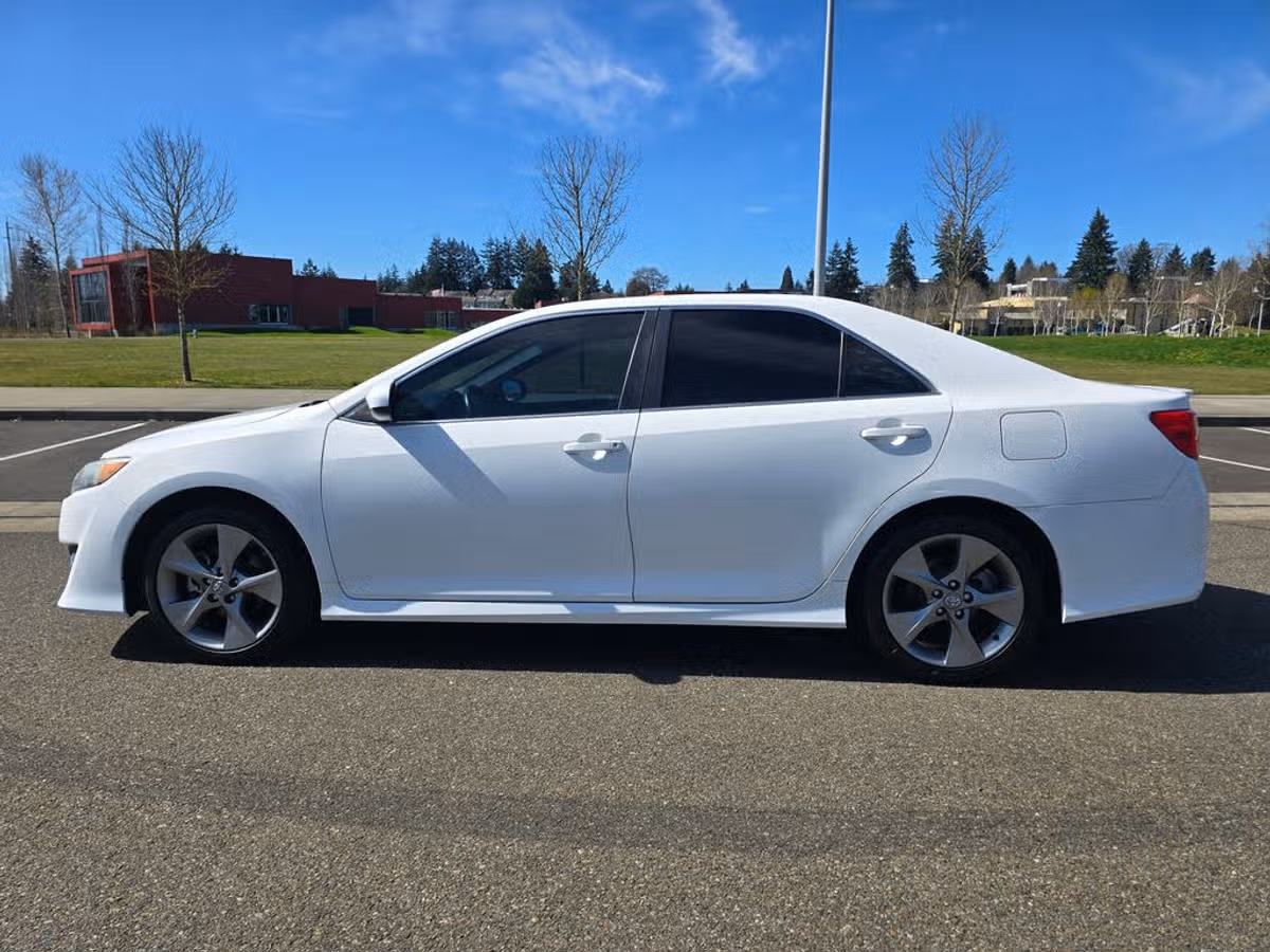2014 Toyota Camry SE Sport Image 3