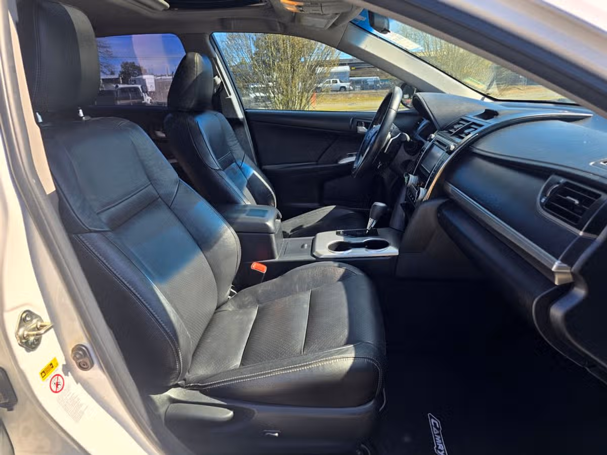 2014 Toyota Camry SE Sport Image 17