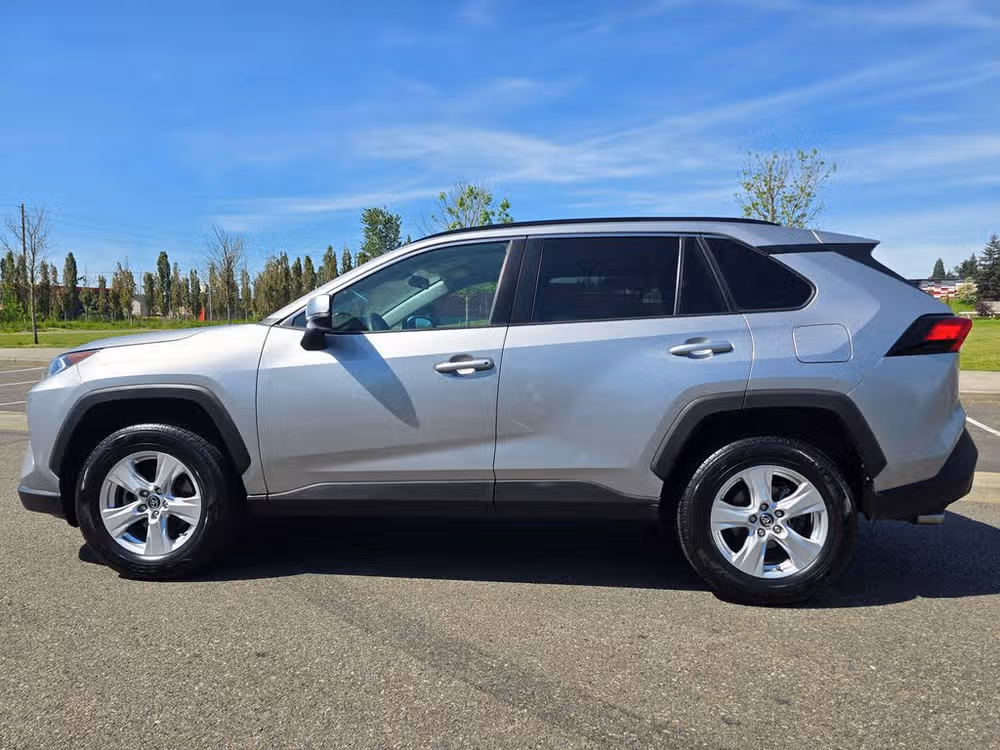 2020 Toyota RAV4 XLE Image 3
