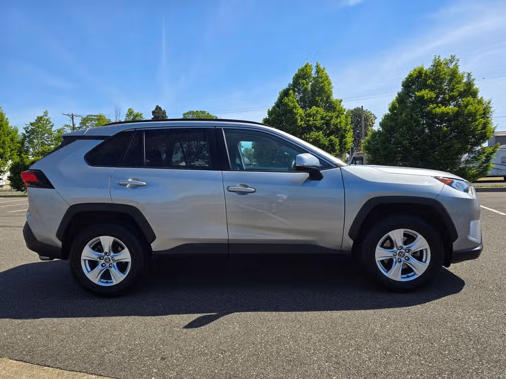 2020 Toyota RAV4 XLE Image 7
