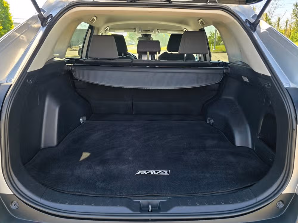 2020 Toyota RAV4 XLE Image 17
