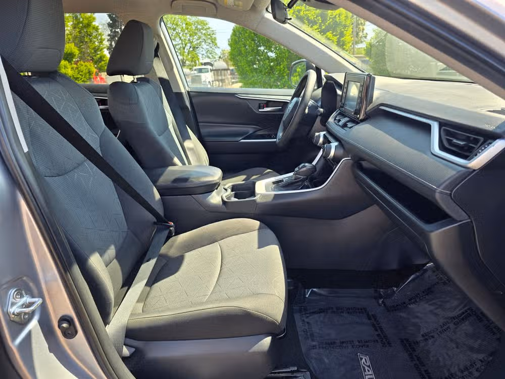 2020 Toyota RAV4 XLE Image 18