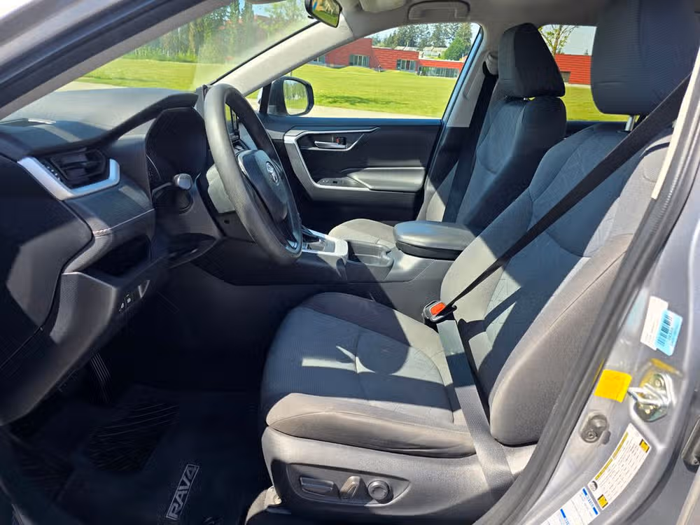 2020 Toyota RAV4 XLE Image 12