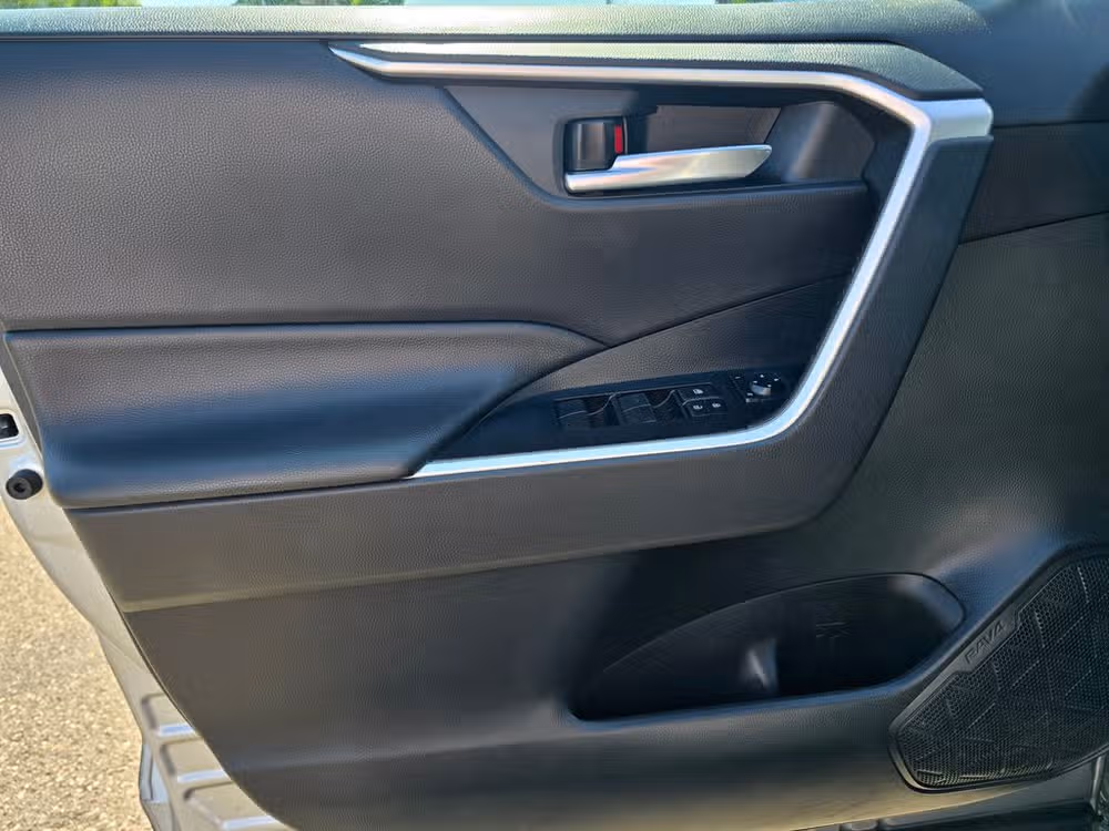 2020 Toyota RAV4 XLE Image 14