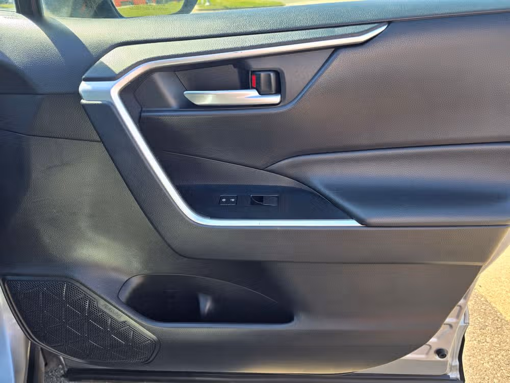 2020 Toyota RAV4 XLE Image 20