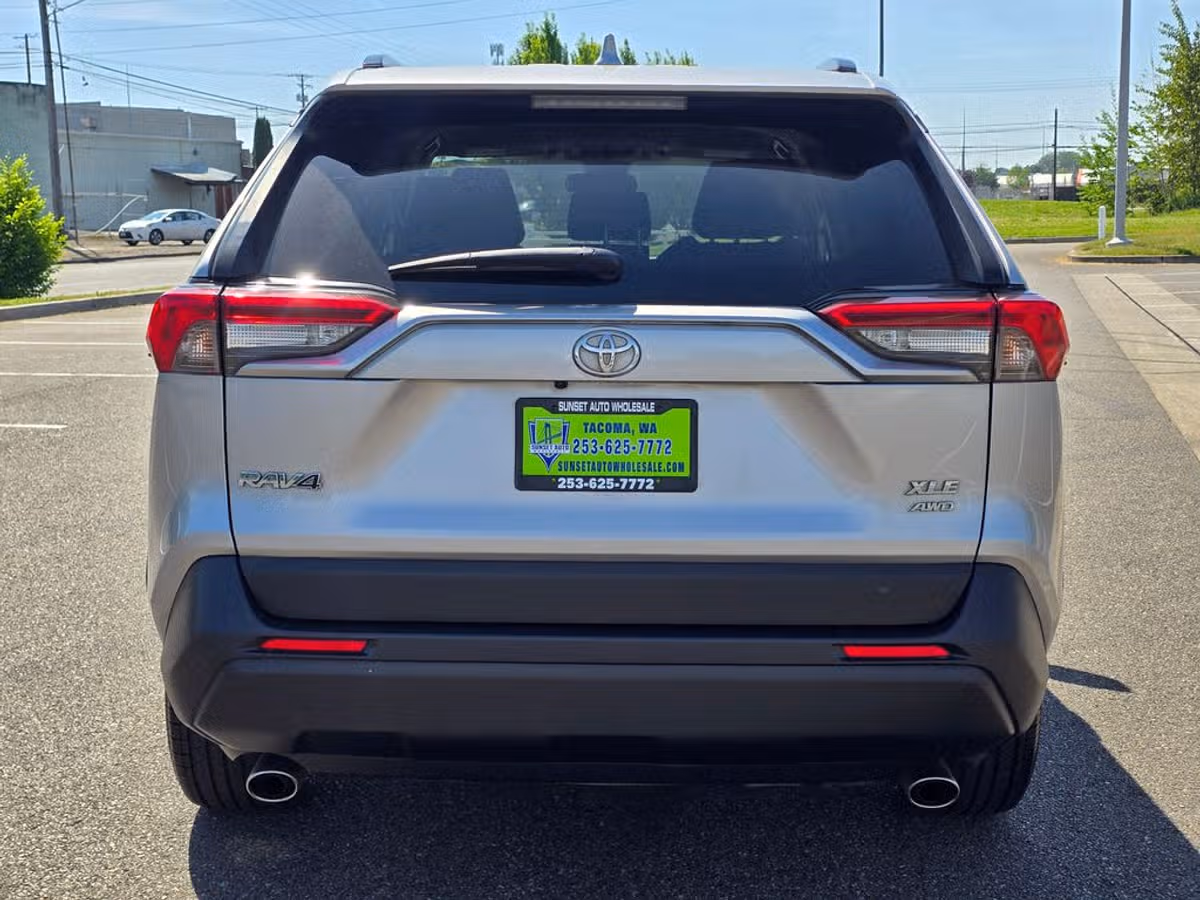 2020 Toyota RAV4 XLE Image 5