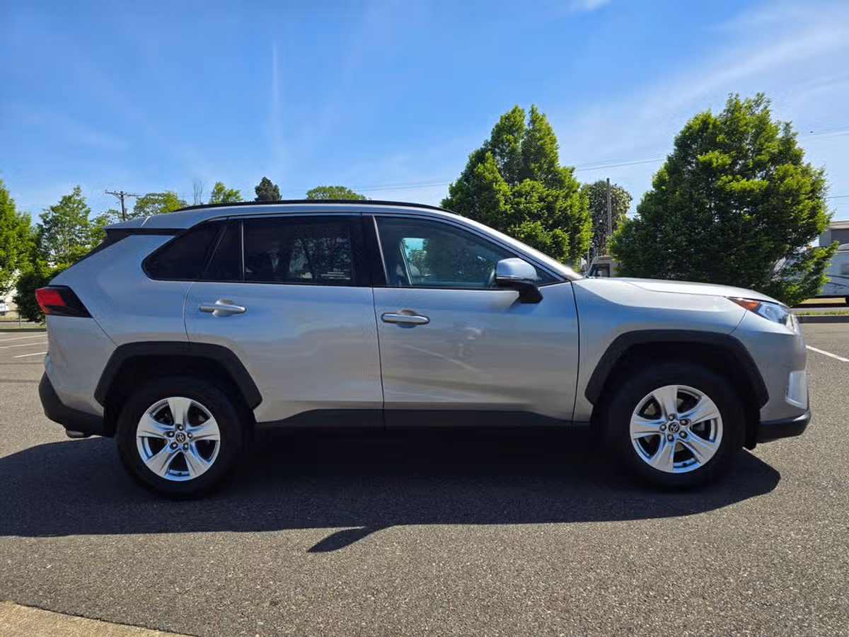 2020 Toyota RAV4 XLE Image 7