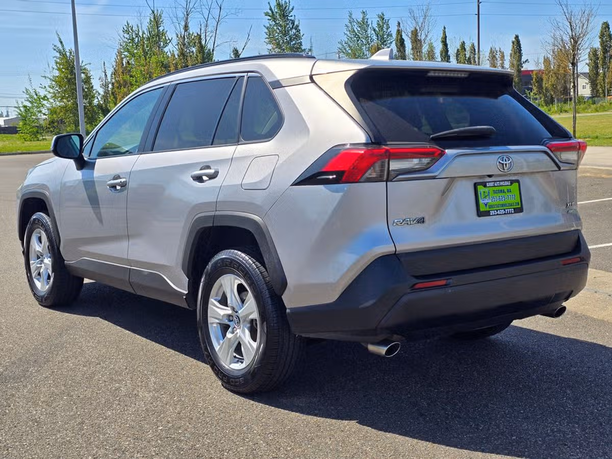 2020 Toyota RAV4 XLE Image 4