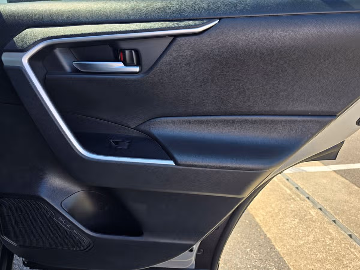 2020 Toyota RAV4 XLE Image 21