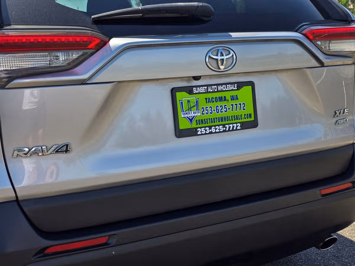 2020 Toyota RAV4 XLE Image 16